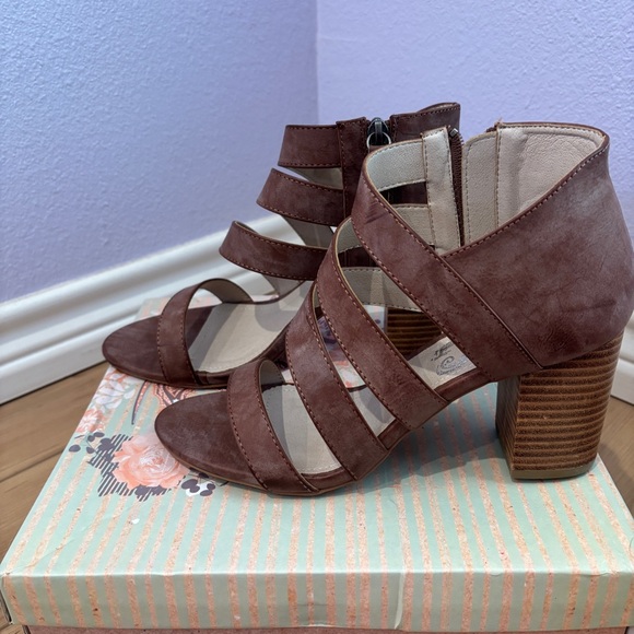 Very G Mandy Brown Block Heel Sandals - Size 8.5 NEW - Picture 1 of 6
